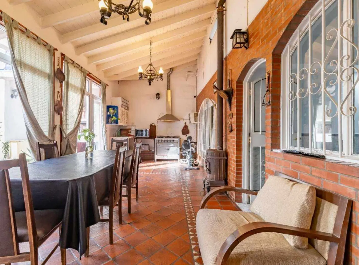 CASA 5 AMB EN VENTA MULTIFAMILIAR EN CASEROS 4