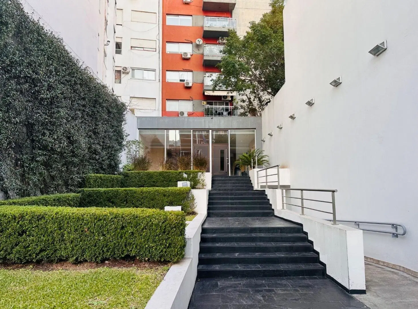 Alquiler 2 AMbs. Con cochera y Balcón. Piso Alto 4