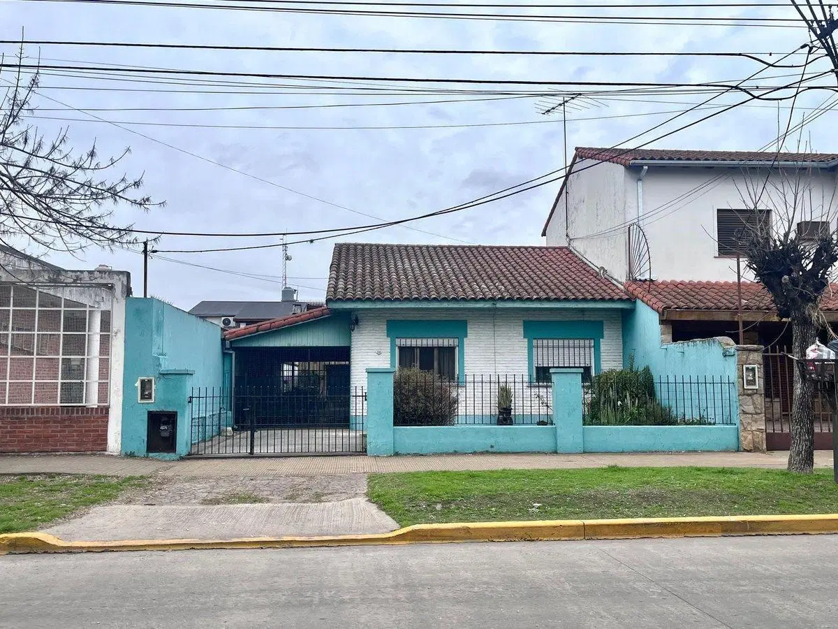 Casa 3 dormitorios fondo jardín pileta garage 3
