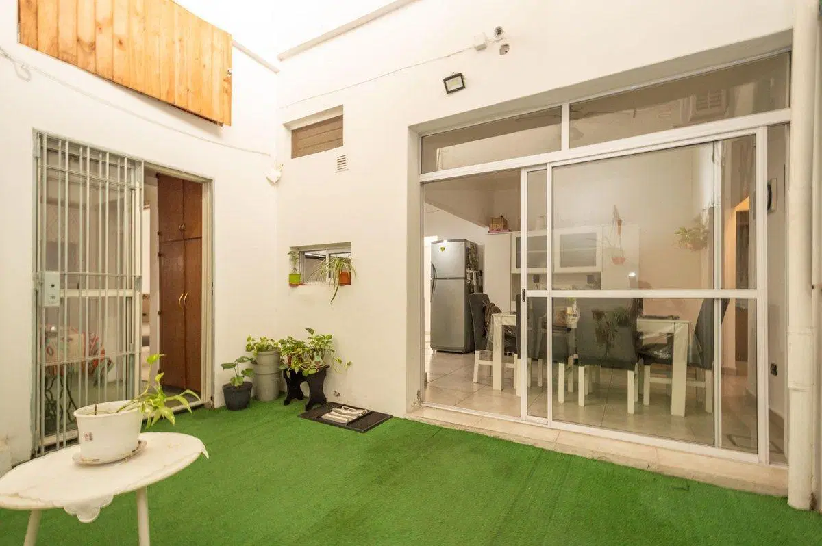 CASA 5 AMB. C/TERRAZA PROPIA Y COCHERA BARRIO NAÓN 2