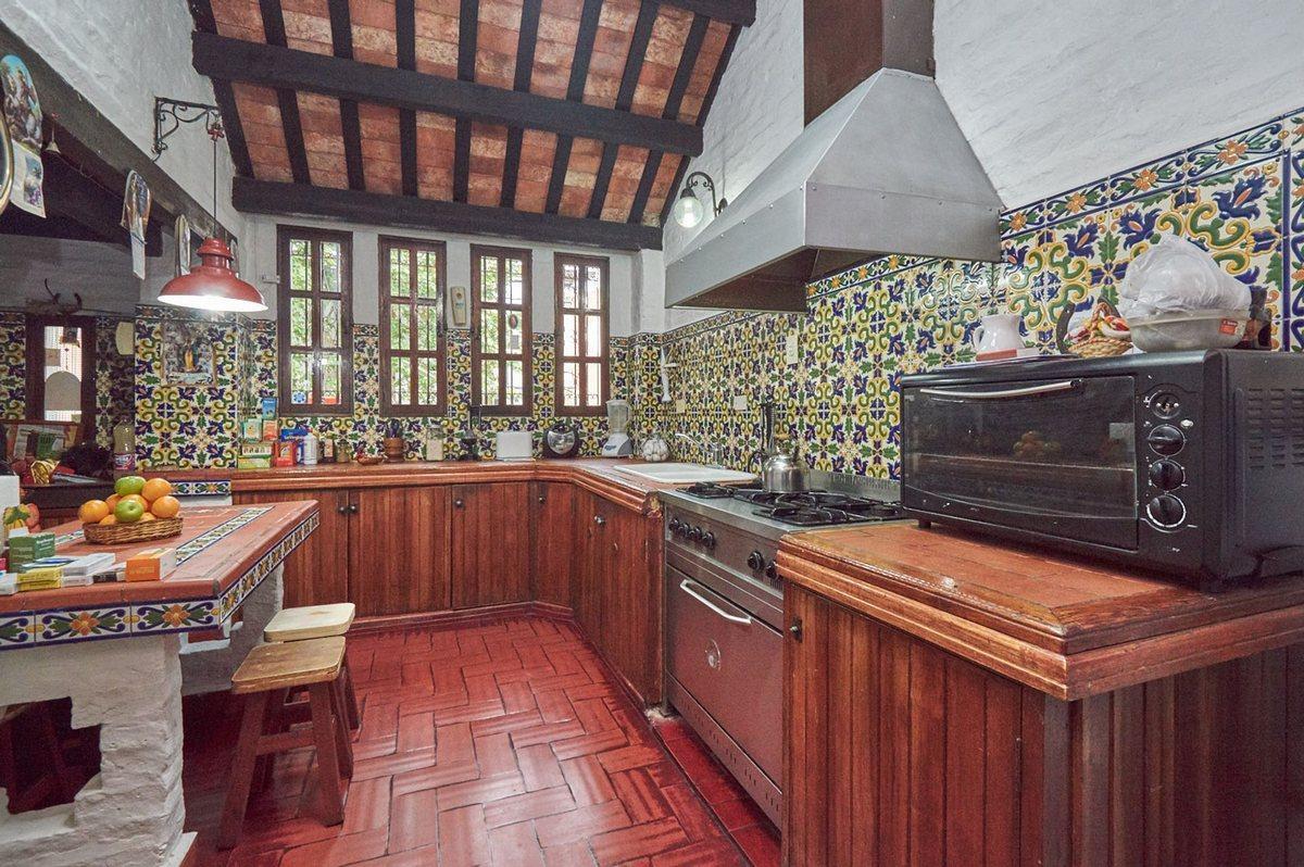 CASA DE ESTILO 5 AMB. BALCÓN GARAJE PATIO PISCINA