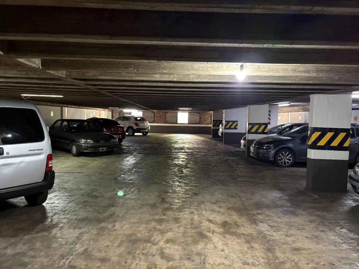 Venta Excelente Cochera 2do piso sobre Av Santa Fe 4