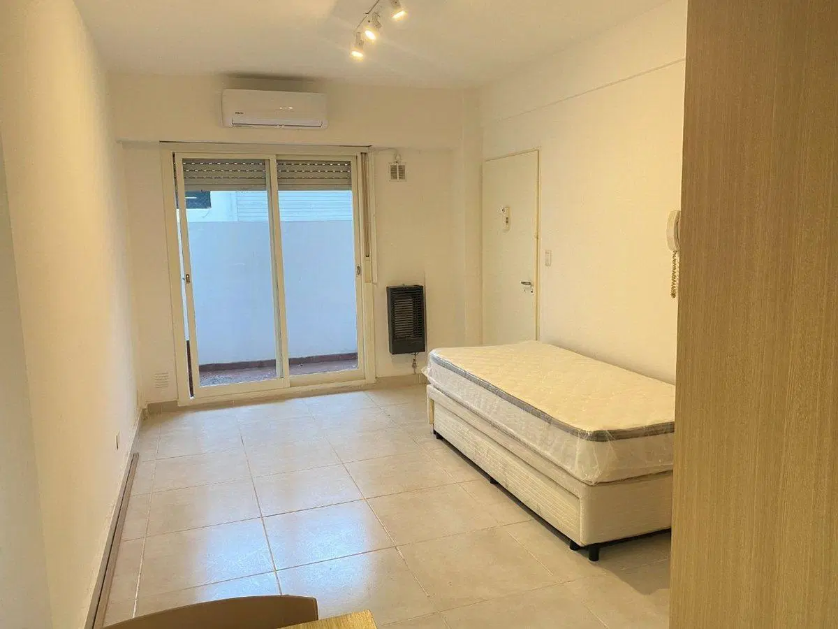 Alquiler Monoambiente con patio en Planta Baja. 2
