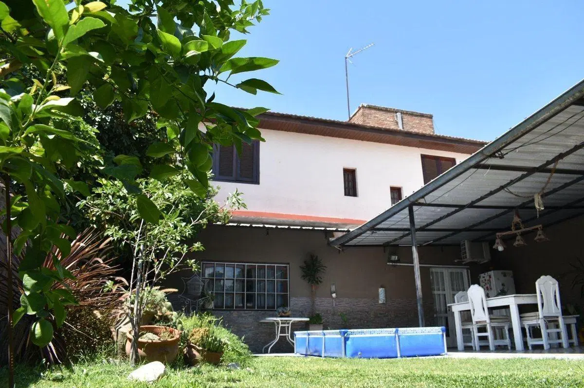 Casa 4 ambientes +  Depto 2 amb en CLAYPOLE 2