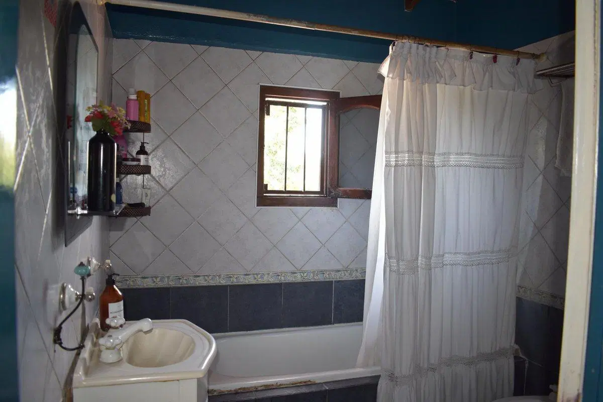 Casa 4 ambientes +  Depto 2 amb en CLAYPOLE 5
