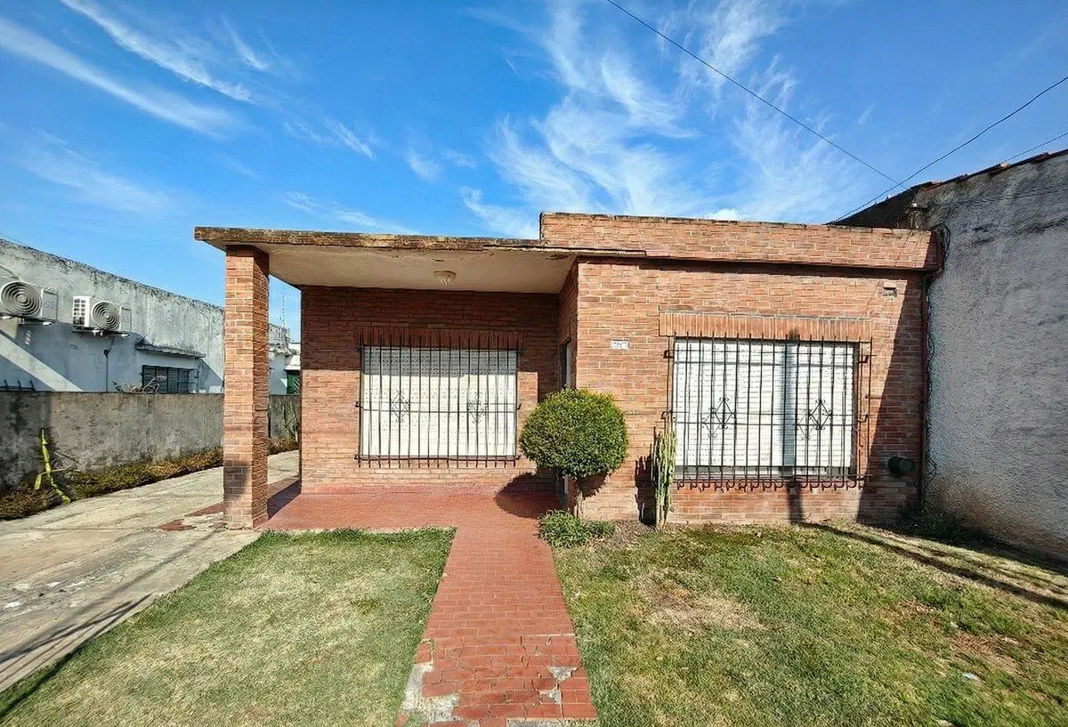 VENTA CASA 3 AMBIENTES LOTE PROPIO PATIO COCHERA!! 5