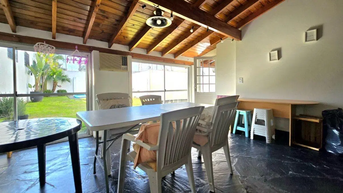 CASA CHALET 4 AMB. CON COCHERA PISCINA Y QUINCHO 2