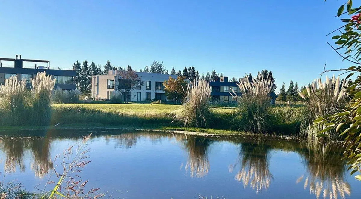 VENTA LOTE INTERNO AL GOLF PILAR - 1417 M2 2