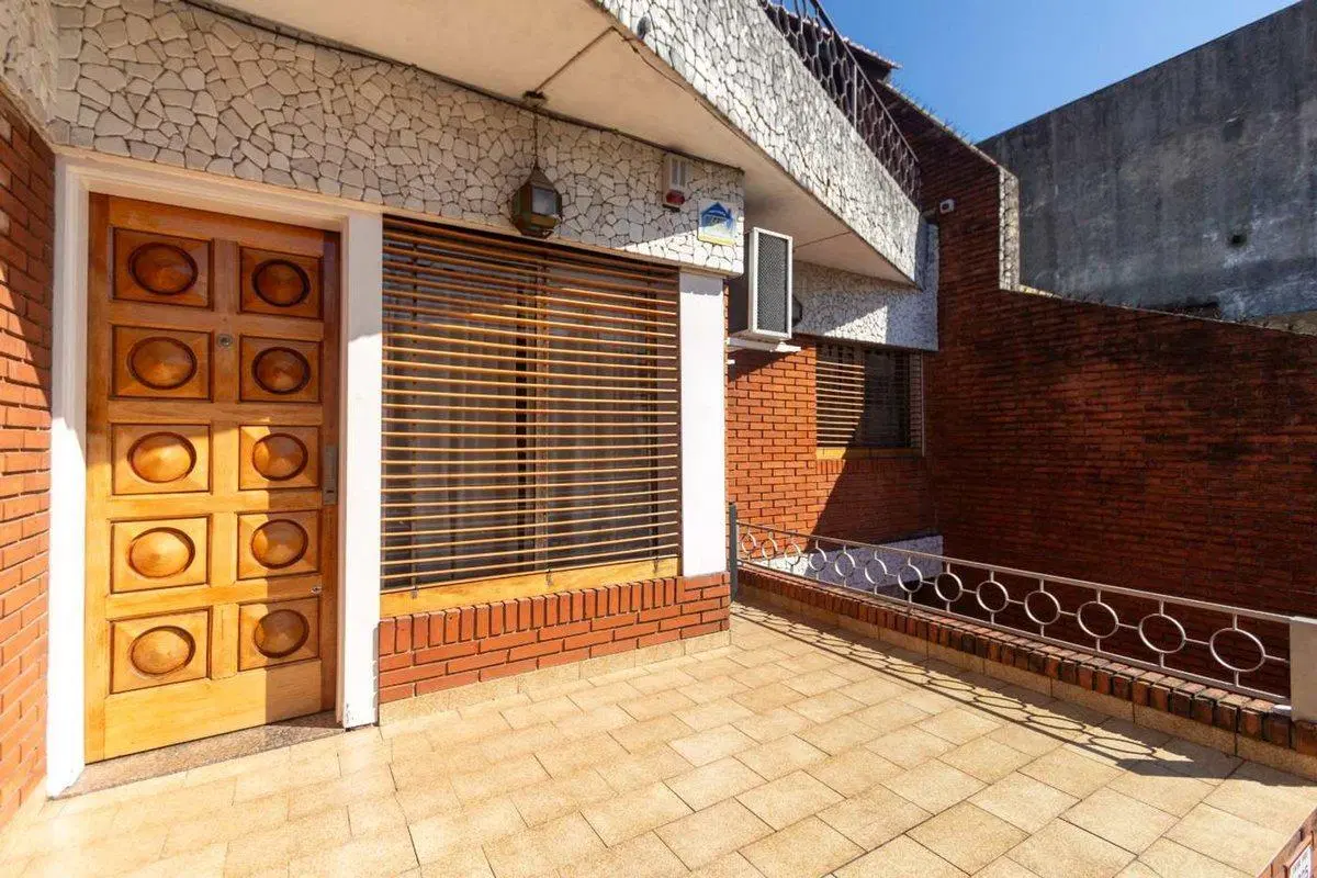 CASA 5 AMBIENTES CON COCHERA PILETA Y QUINCHO 3