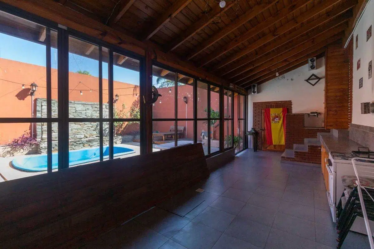 CASA 5 AMBIENTES CON COCHERA PILETA Y QUINCHO 4