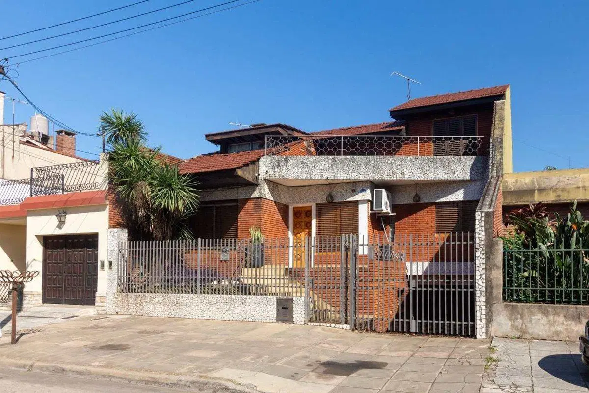 CASA 5 AMBIENTES CON COCHERA PILETA Y QUINCHO 5