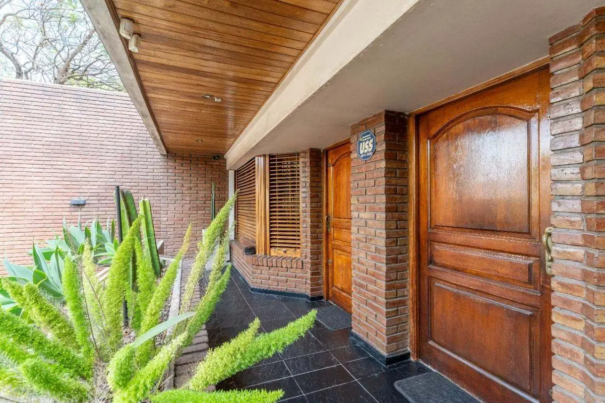 VENTA CASA - 6 AMB  PILETA/JARDIN/COCHERAS 8