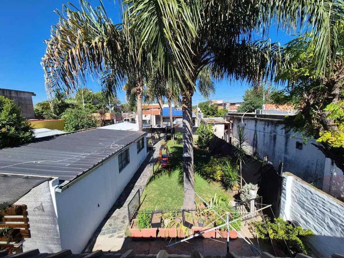 VENTA CASA MULTIFAMILIAR COCHERA JARDIN Y QUINCHO 8