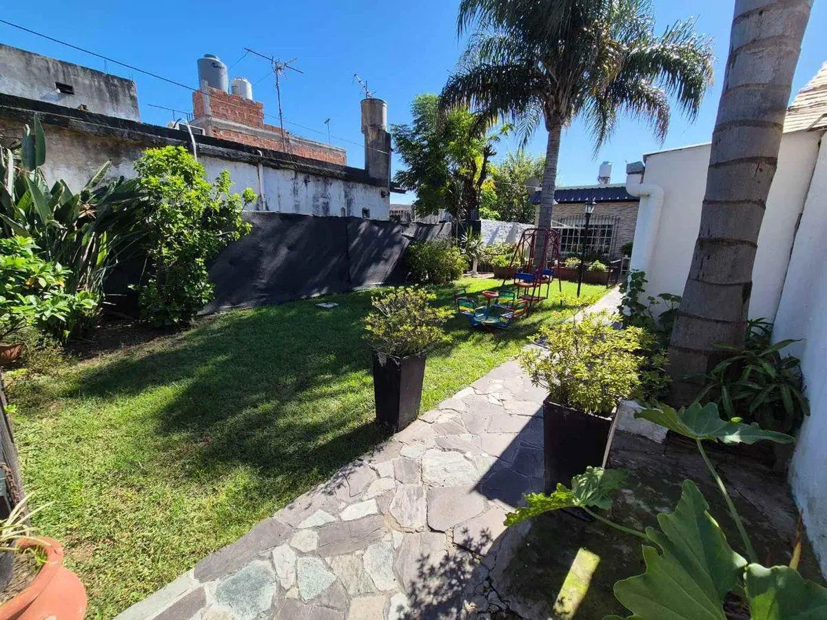 VENTA CASA MULTIFAMILIAR COCHERA JARDIN Y QUINCHO 3