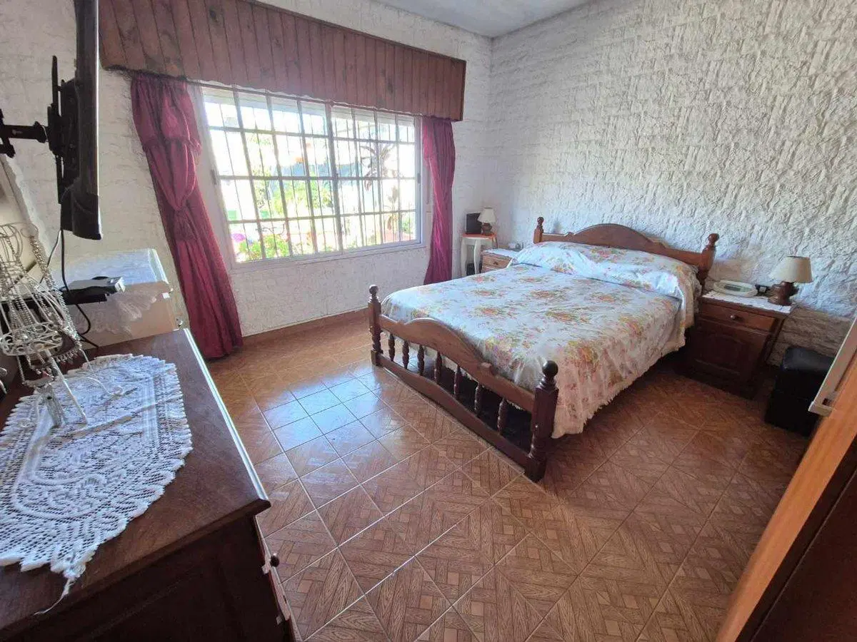 VENTA CASA MULTIFAMILIAR COCHERA JARDIN Y QUINCHO 4