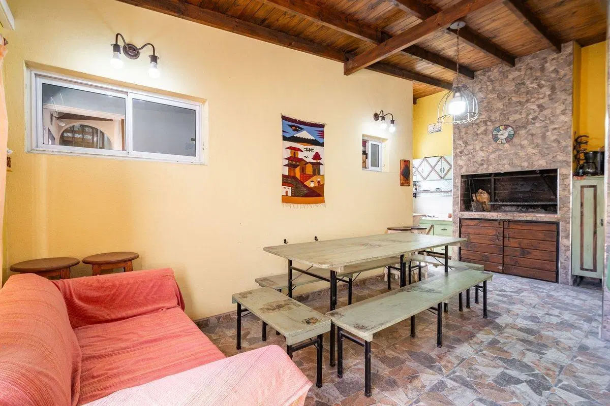 VENTA CASA 5 AMBIENTES C/PILETA PARRILLA Y COCHERA 2
