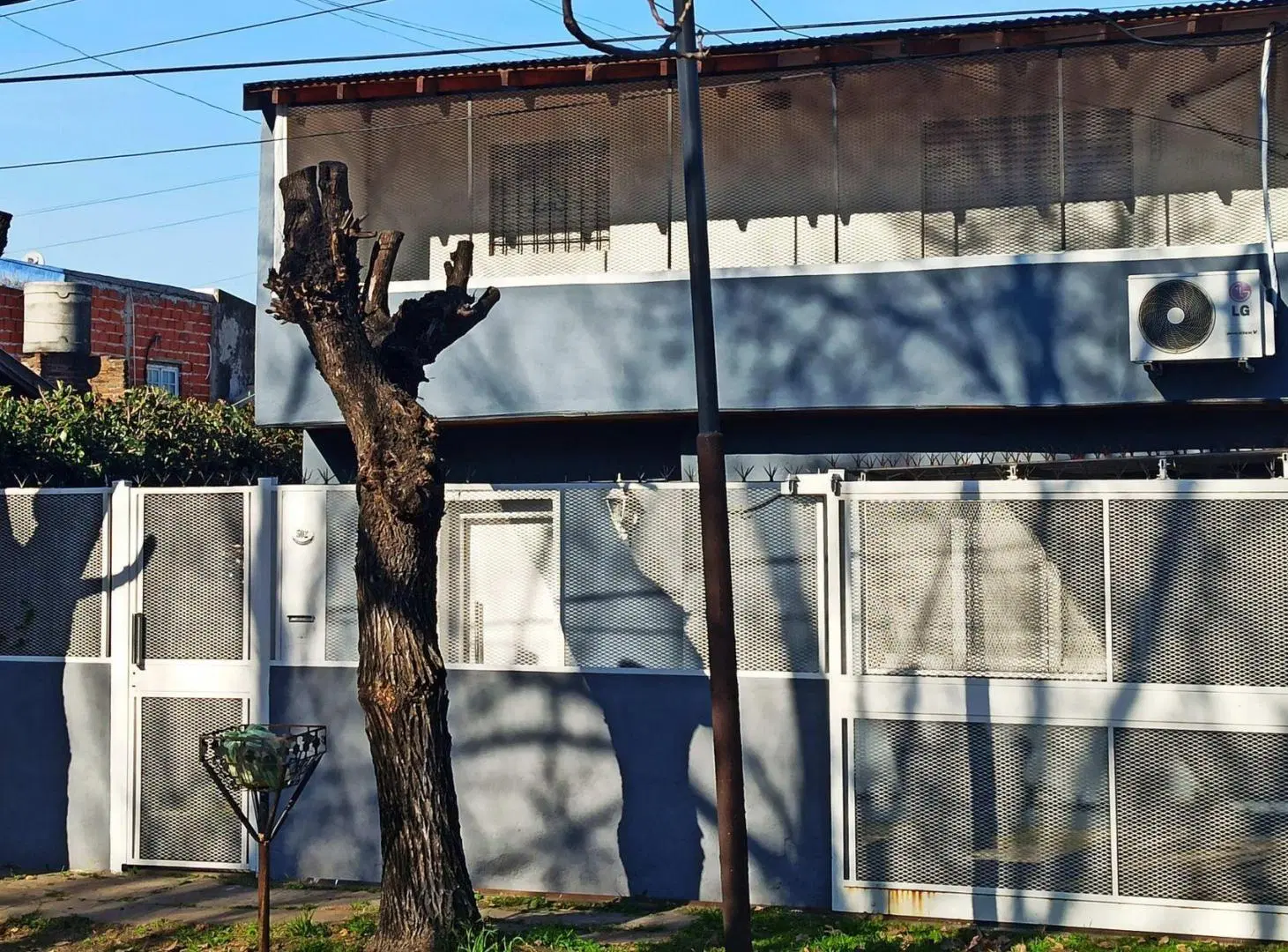CASA 4 AMBIENTES CON COCHERA Y PATIO  DOS PLANTAS 4