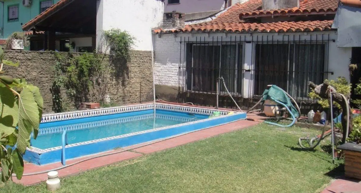 Casa 3 dormitorios fondo jardín pileta garage 2