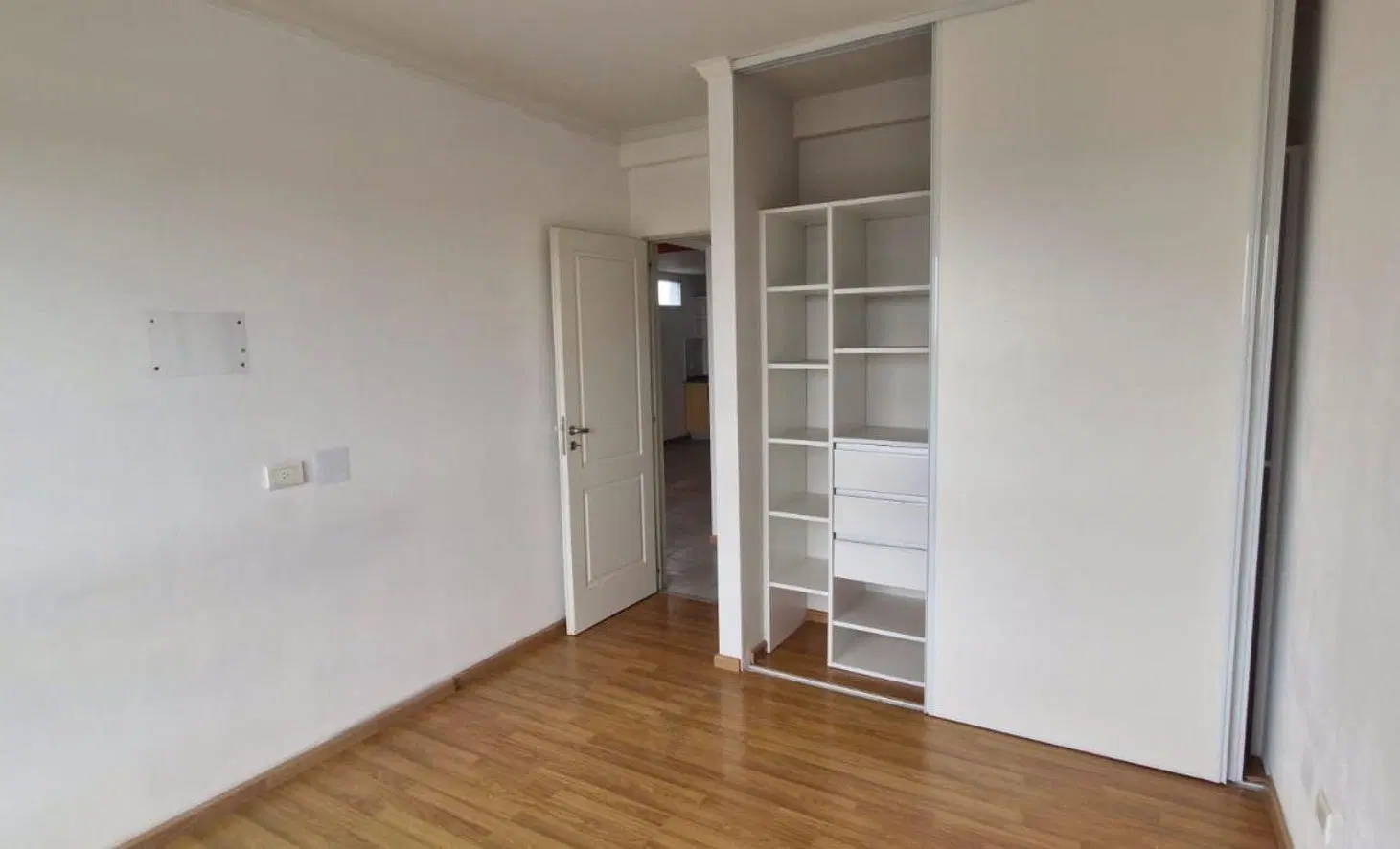Venta 2 ambientes Piso Alto en villa ballester 5