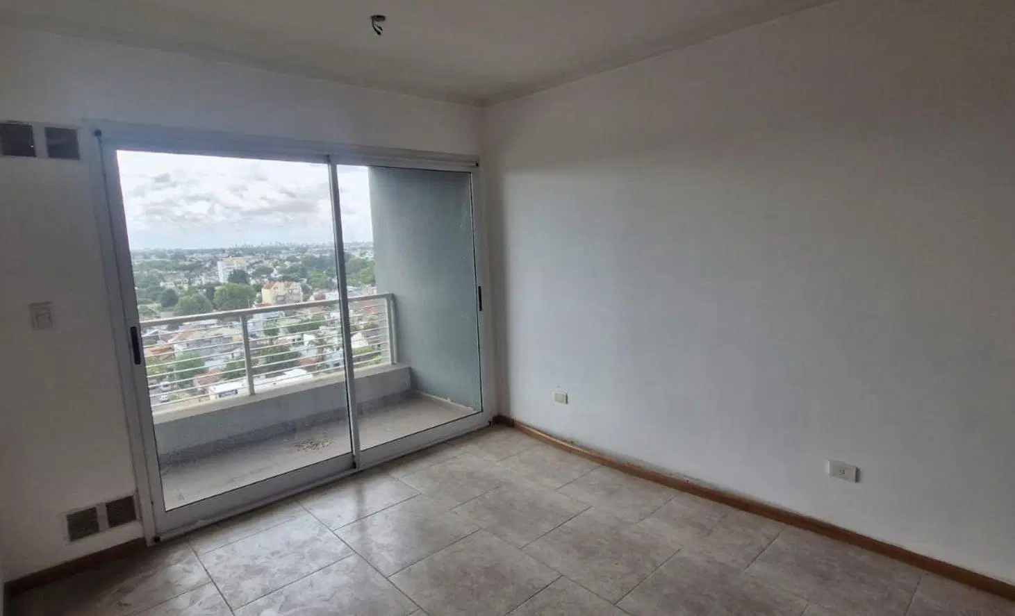 Venta 2 ambientes Piso Alto en villa ballester 8