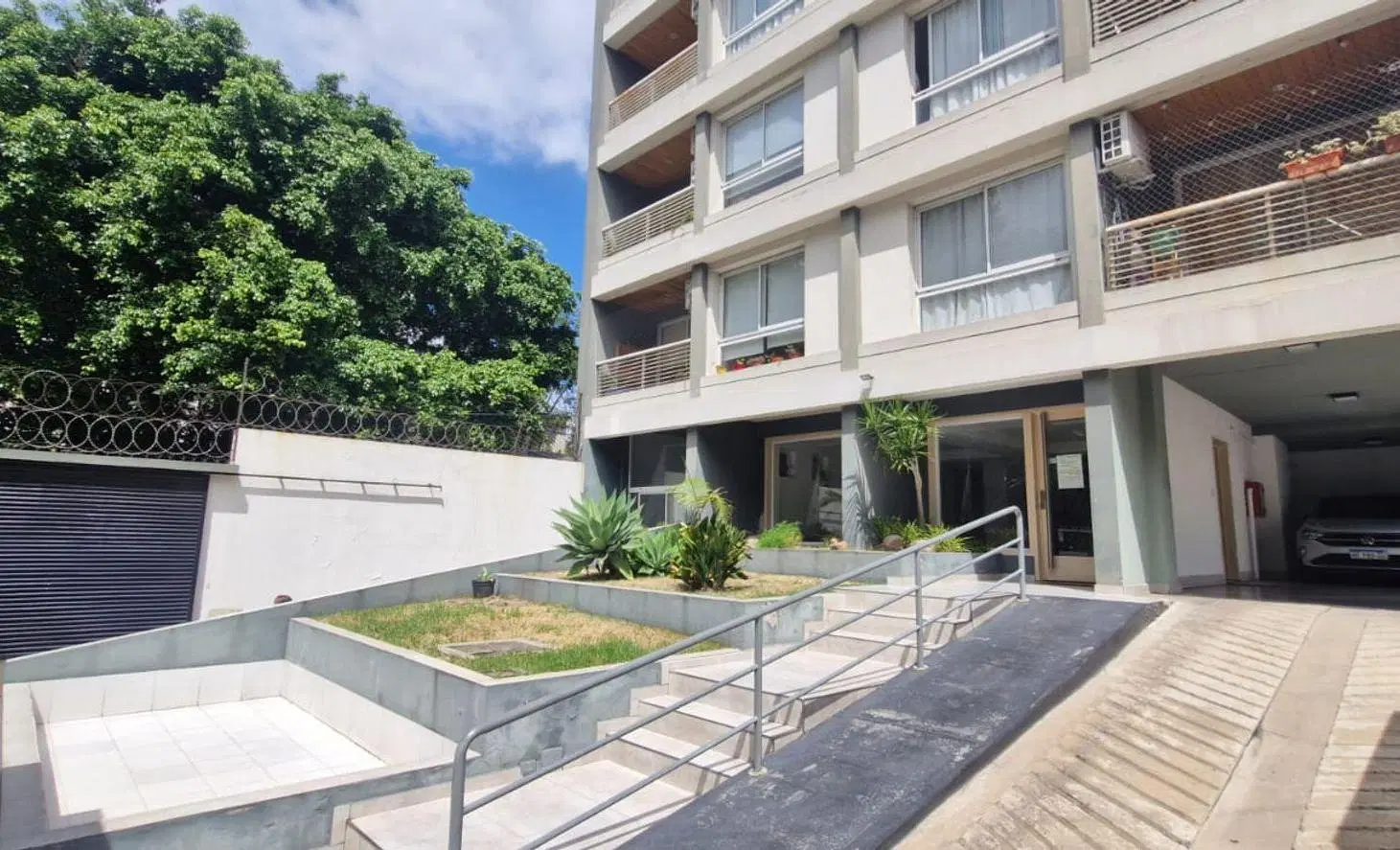 Venta 2 ambientes Piso Alto en villa ballester 2