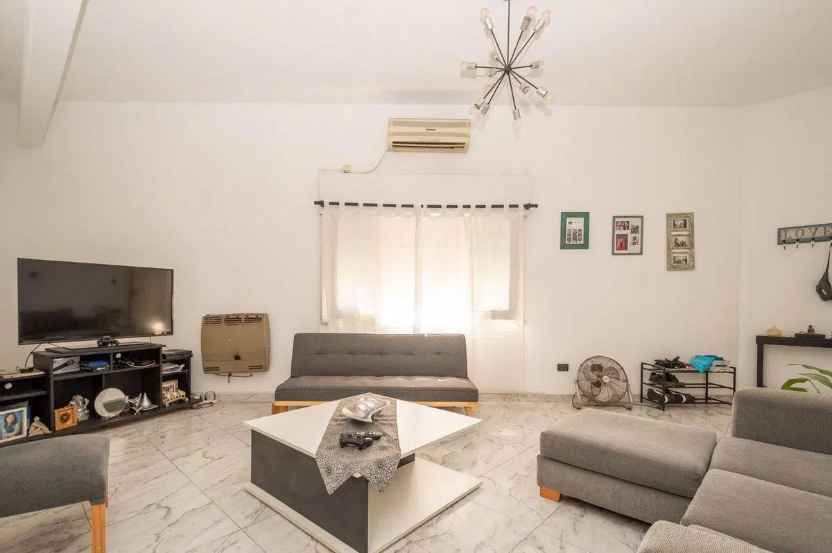 CASA 5 AMB. C/TERRAZA PROPIA Y COCHERA BARRIO NAÓN 2
