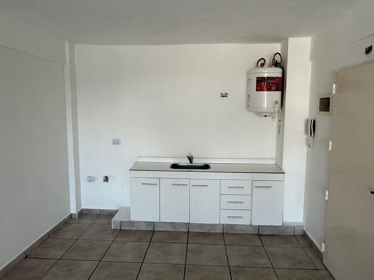 Foto de DEPTO MONOAMBIENTE PISO 5 VISTA ABIERTA CON BALCÓN, imagen 3