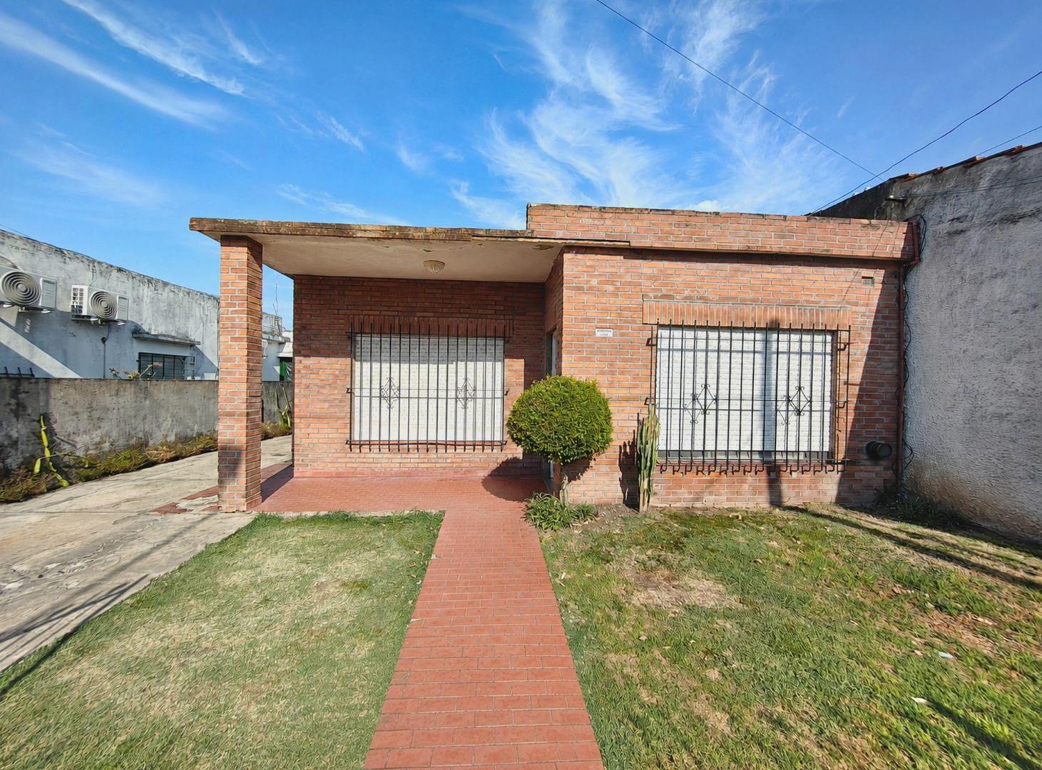 Foto de VENTA CASA 3 AMBIENTES LOTE PROPIO PATIO COCHERA!!, imagen 1