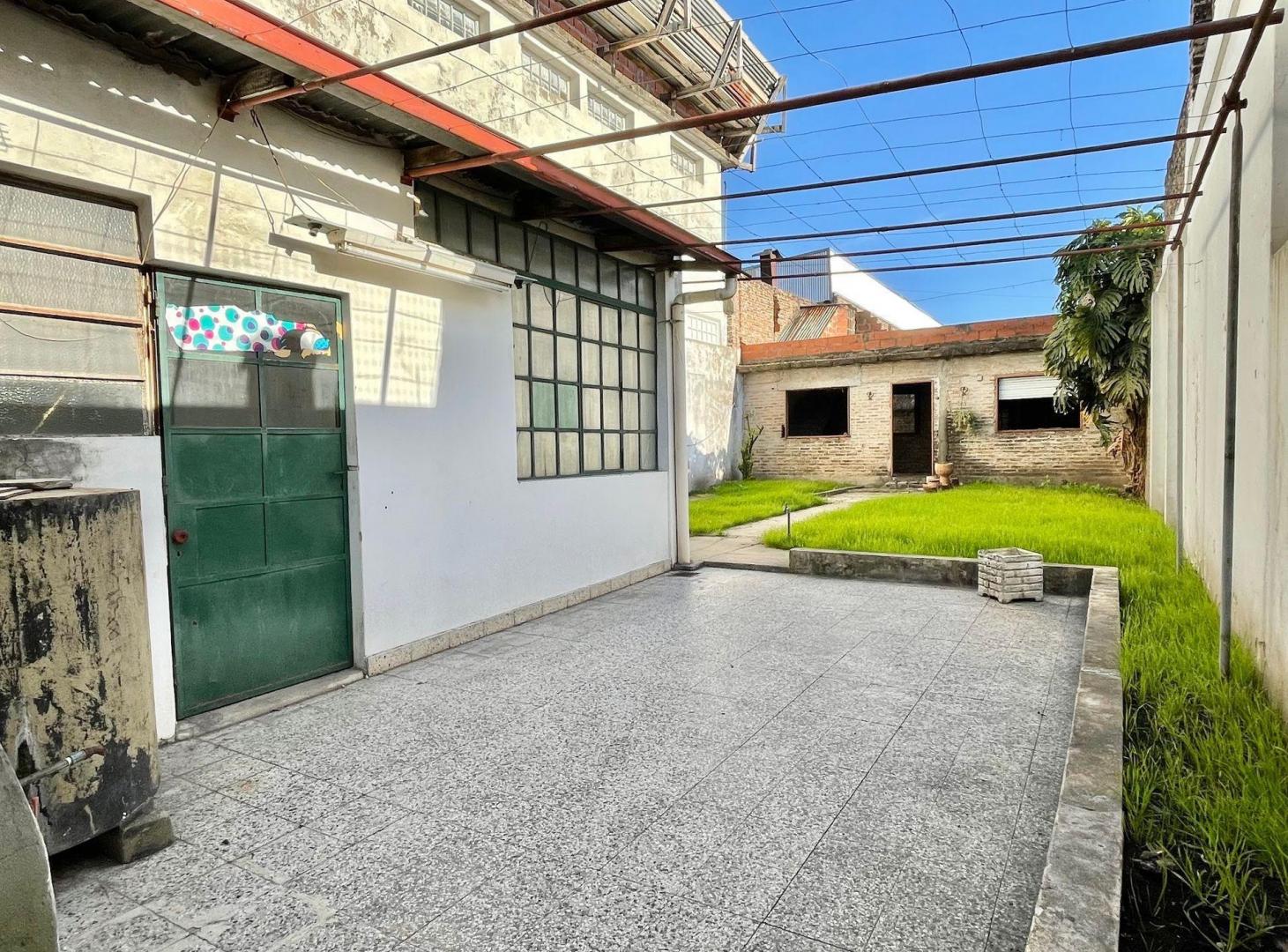 Foto de VENTA EN BLOCK 2 PH MISMO LOTE C/GALPON Y COCHERA, imagen 3