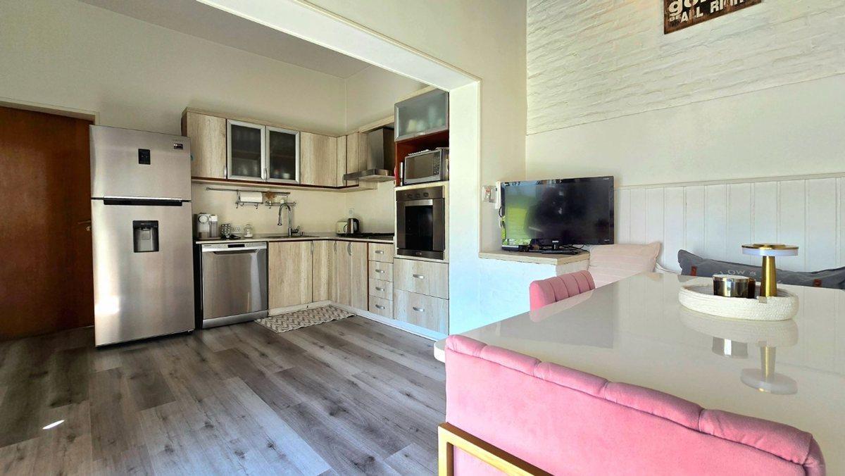 Foto de CASA CHALET 4 AMB. CON COCHERA PISCINA Y QUINCHO, imagen 1