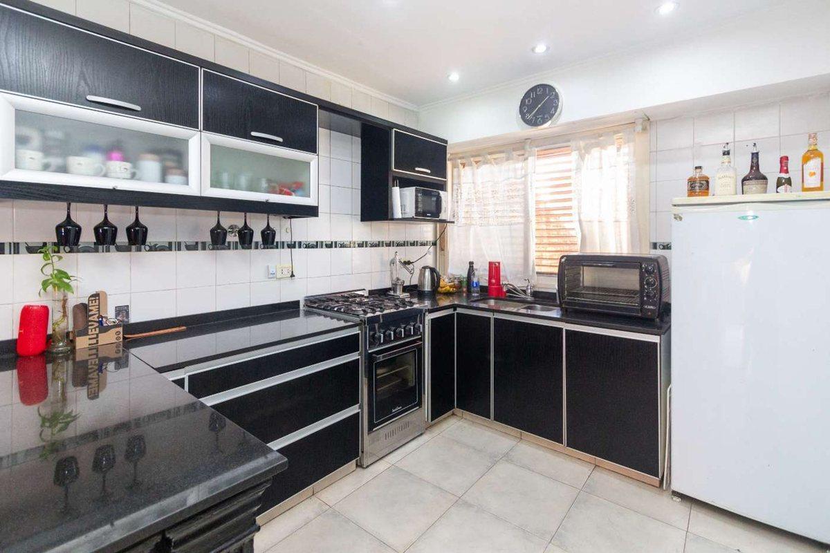 Foto de CASA 5 AMBIENTES CON COCHERA PILETA Y QUINCHO, imagen 2