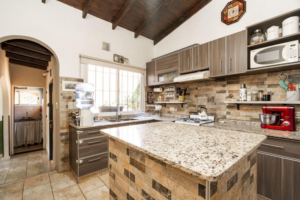 Foto de VENTA CASA 5 AMBIENTES C/PILETA PARRILLA Y COCHERA, imagen 2