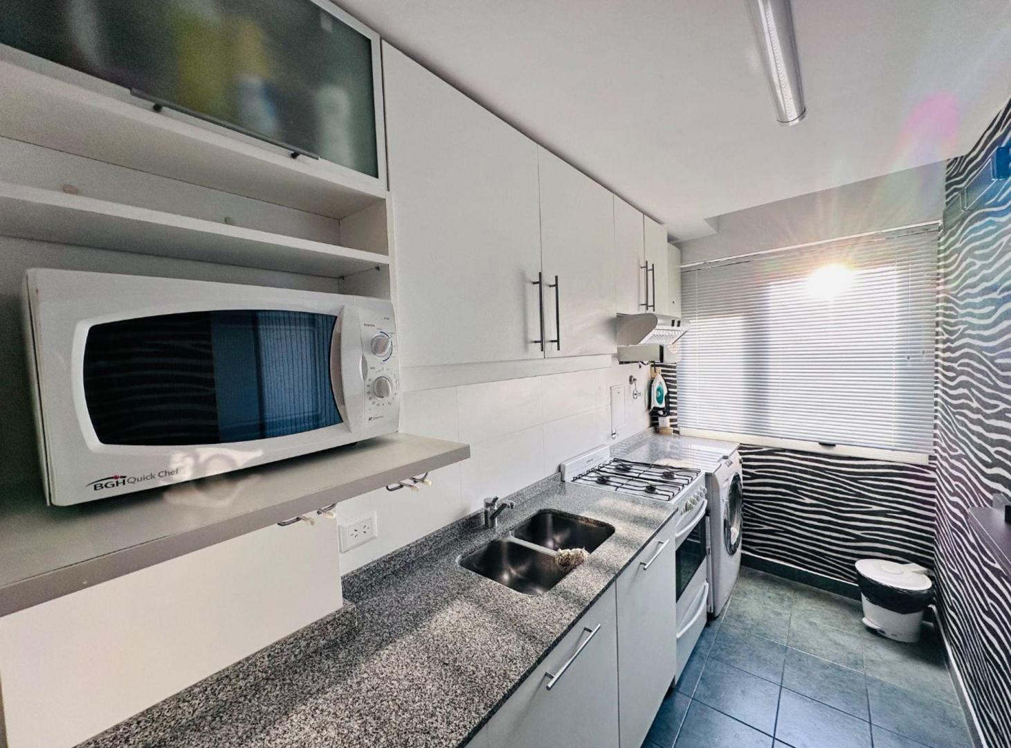 Foto de Alquiler 2 AMbs. Con cochera y Balcón. Piso Alto, imagen 1