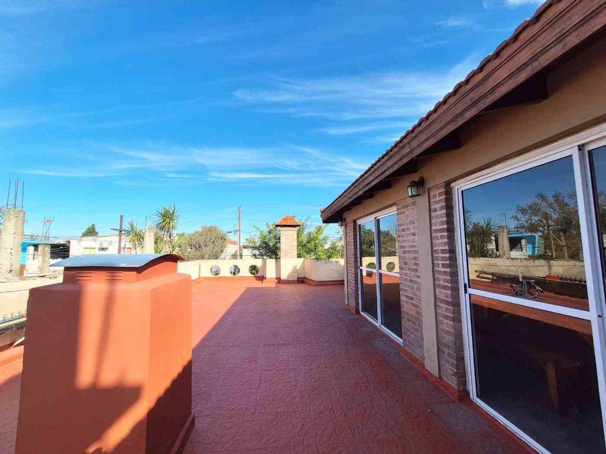 Foto de CASA 4 AMB QUINCHO TERRAZA COCHERA CASTELAR SUR, imagen 2