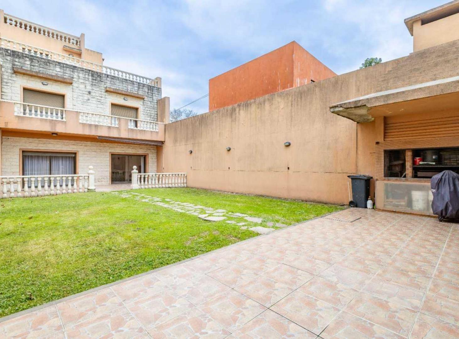 Foto de CASA 5 AMB EN VENTA CON JARDÍN QUINCHO Y COCHERA, imagen 1