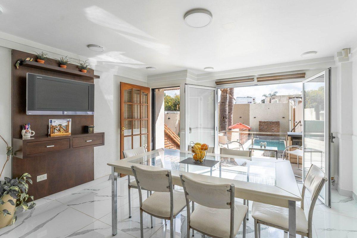 Foto de VENTA CASA - 6 AMB PILETA/JARDIN/COCHERAS, imagen 1