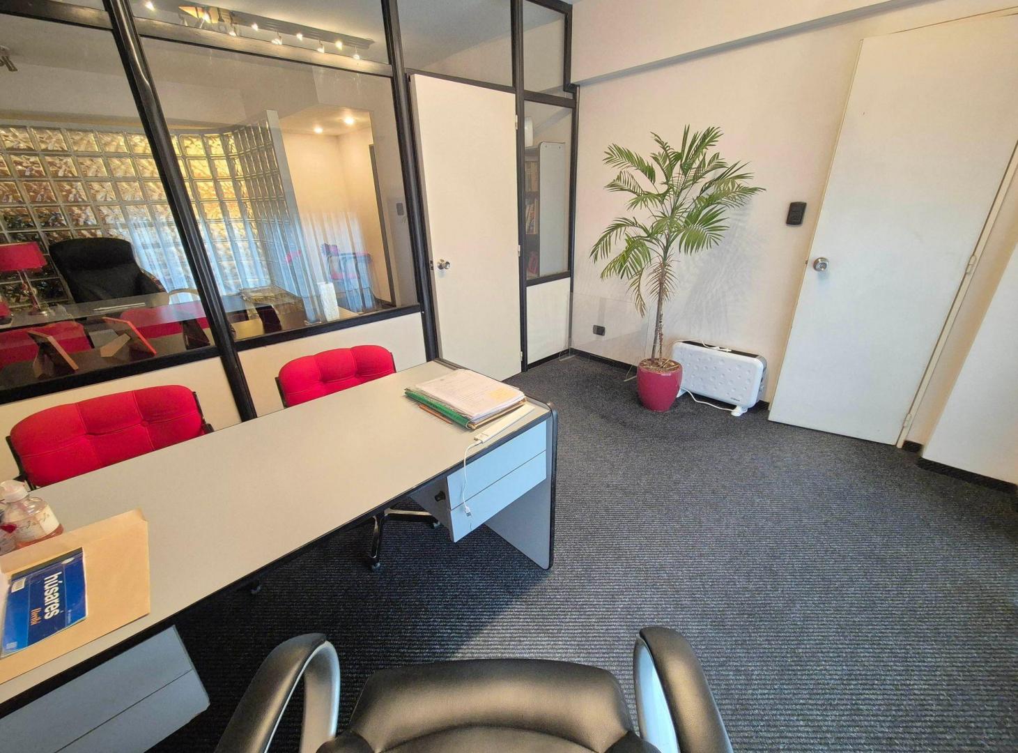 Foto de VENTA DEPARTAMENTO CON BALCÓN, APTO PROFESIONAL, imagen 2