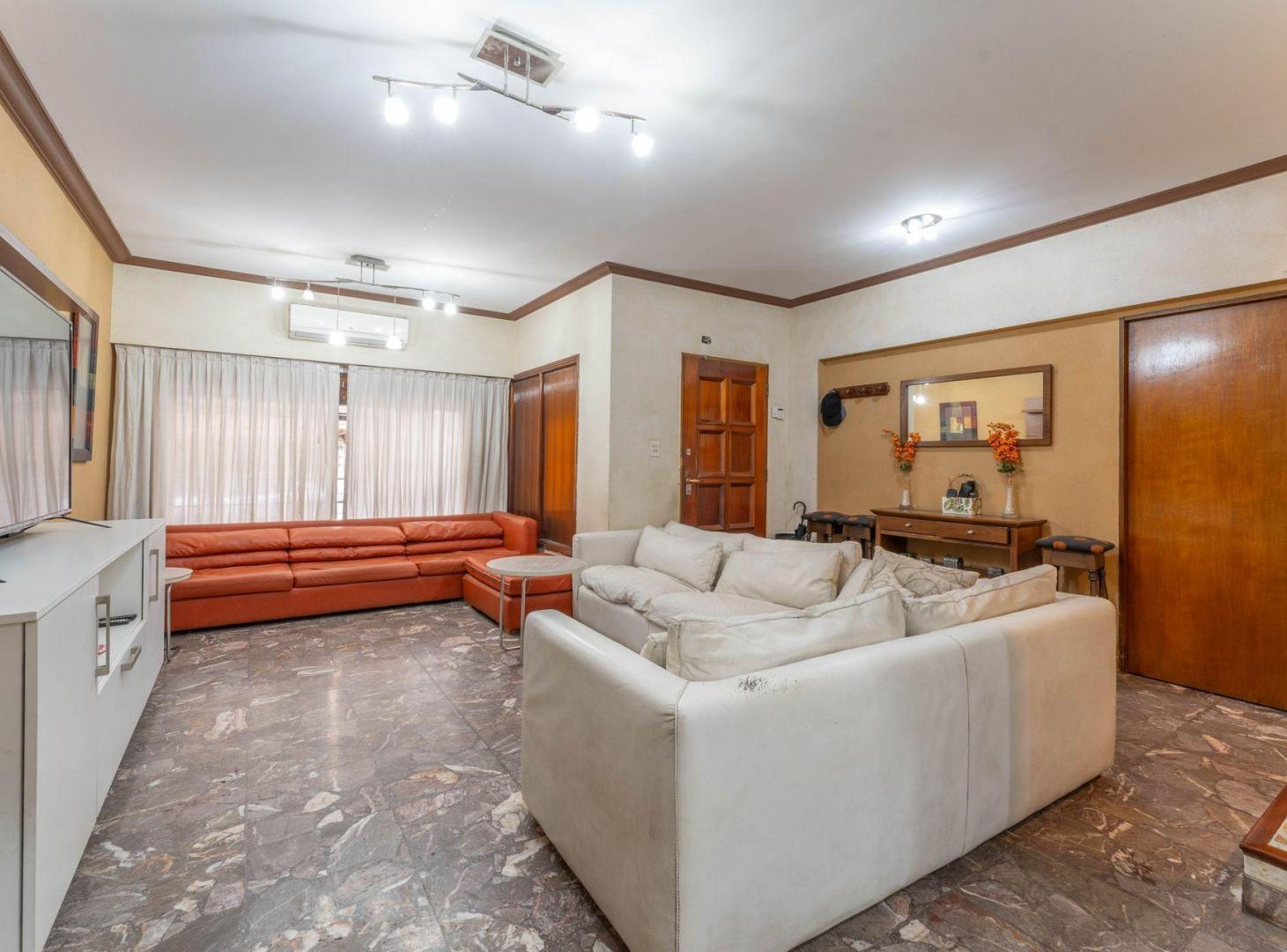 Foto de Casa en venta quincho parrilla cochera p/2 autos, imagen 4