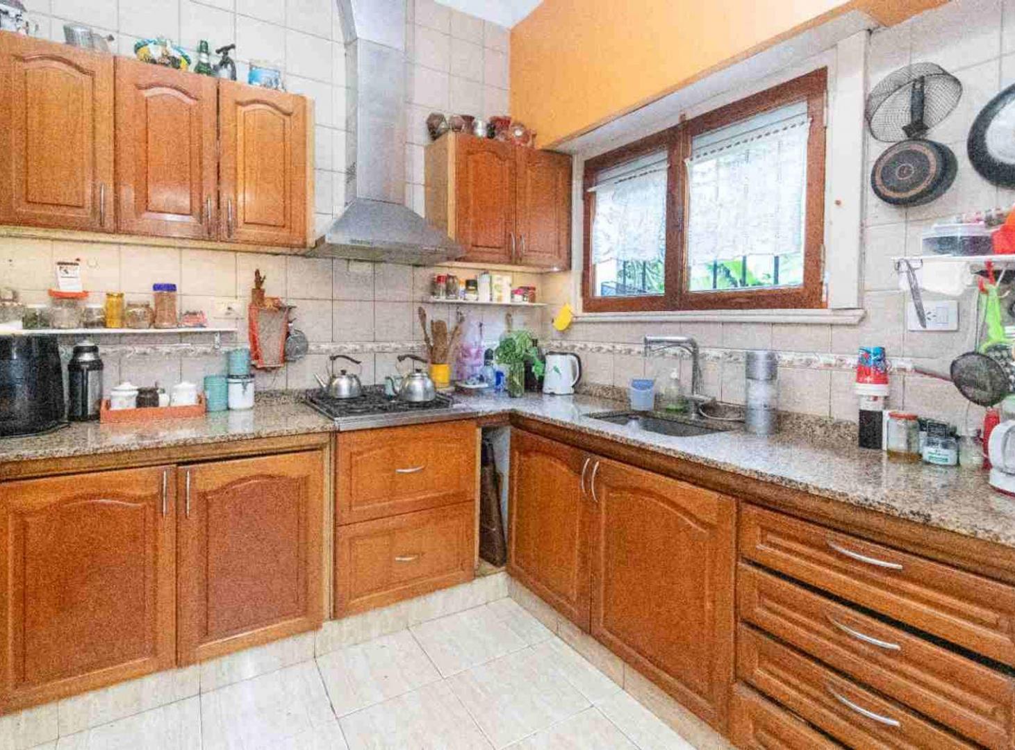 Foto de CASA 5 AMB. QUINCHO LAVAVADERO COCHERA P/4 AUTOS, imagen 2