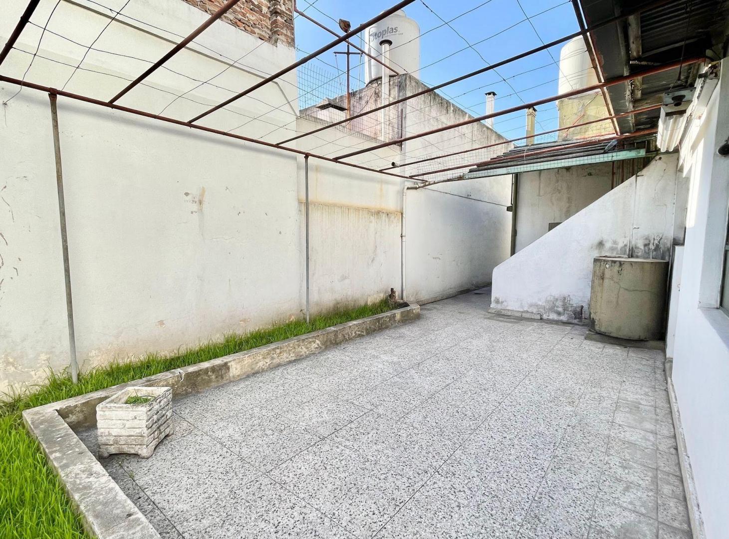 Foto de VENTA EN BLOCK 2 PH MISMO LOTE C/GALPON Y COCHERA, imagen 1