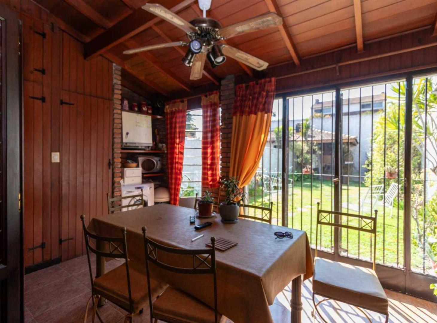 Foto de Venta Casa Olivos luminosa con Jardín y parrilla, imagen 1