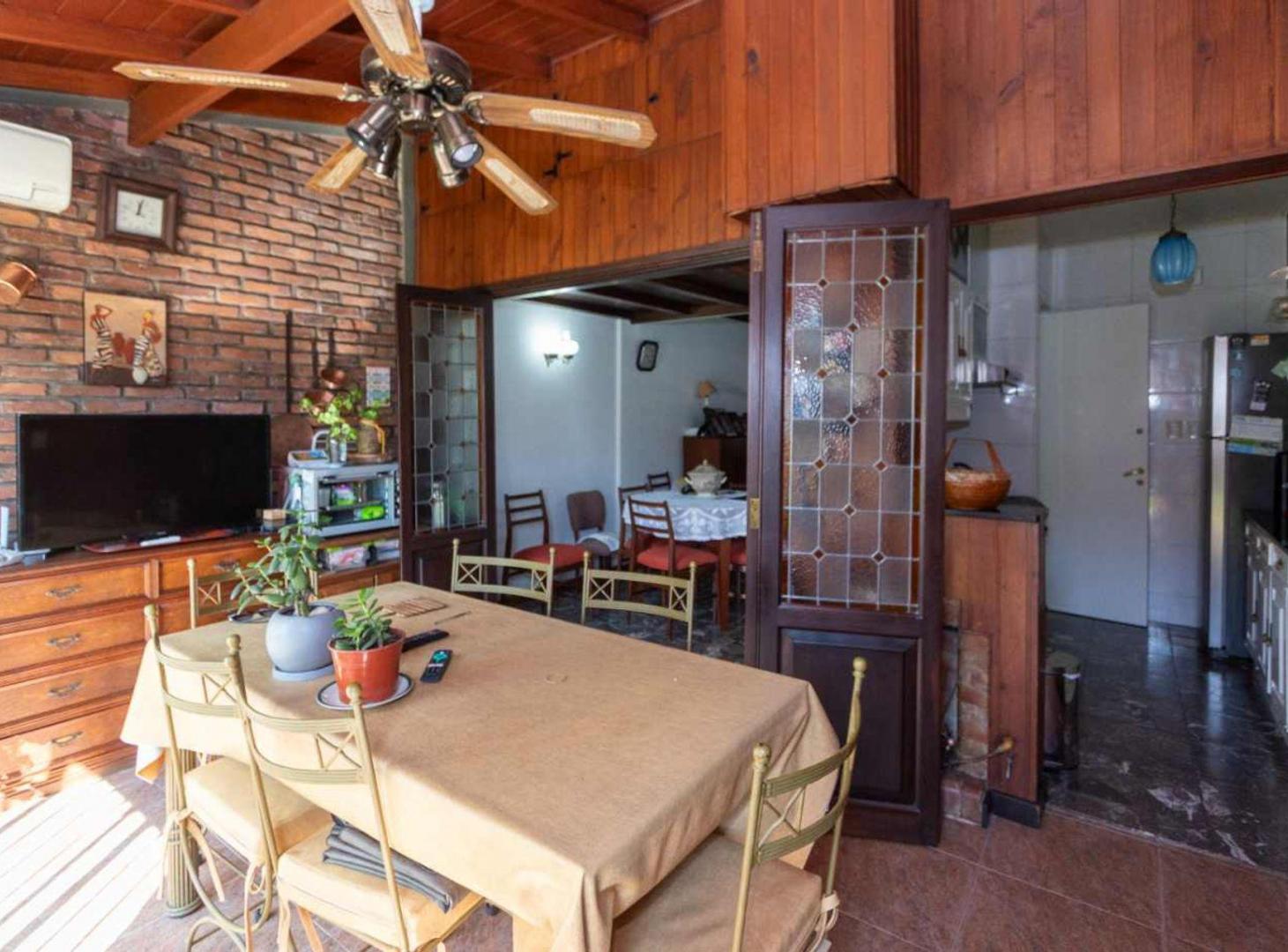 Foto de Venta Casa Olivos luminosa con Jardín y parrilla, imagen 4