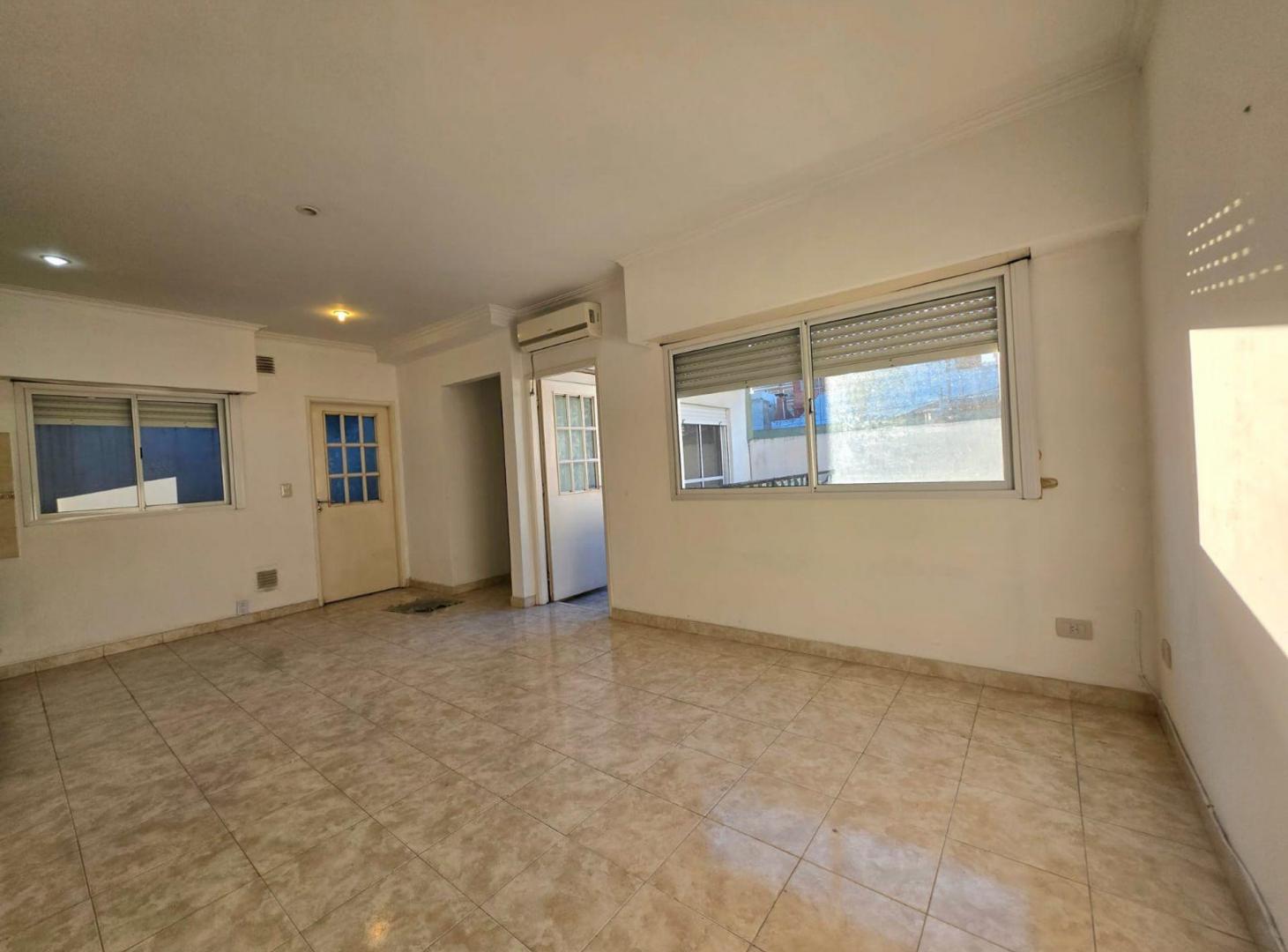 Foto de VENTA PH 2 amb. BALCÓN PATIO SIN EXPENSAS!!, imagen 4