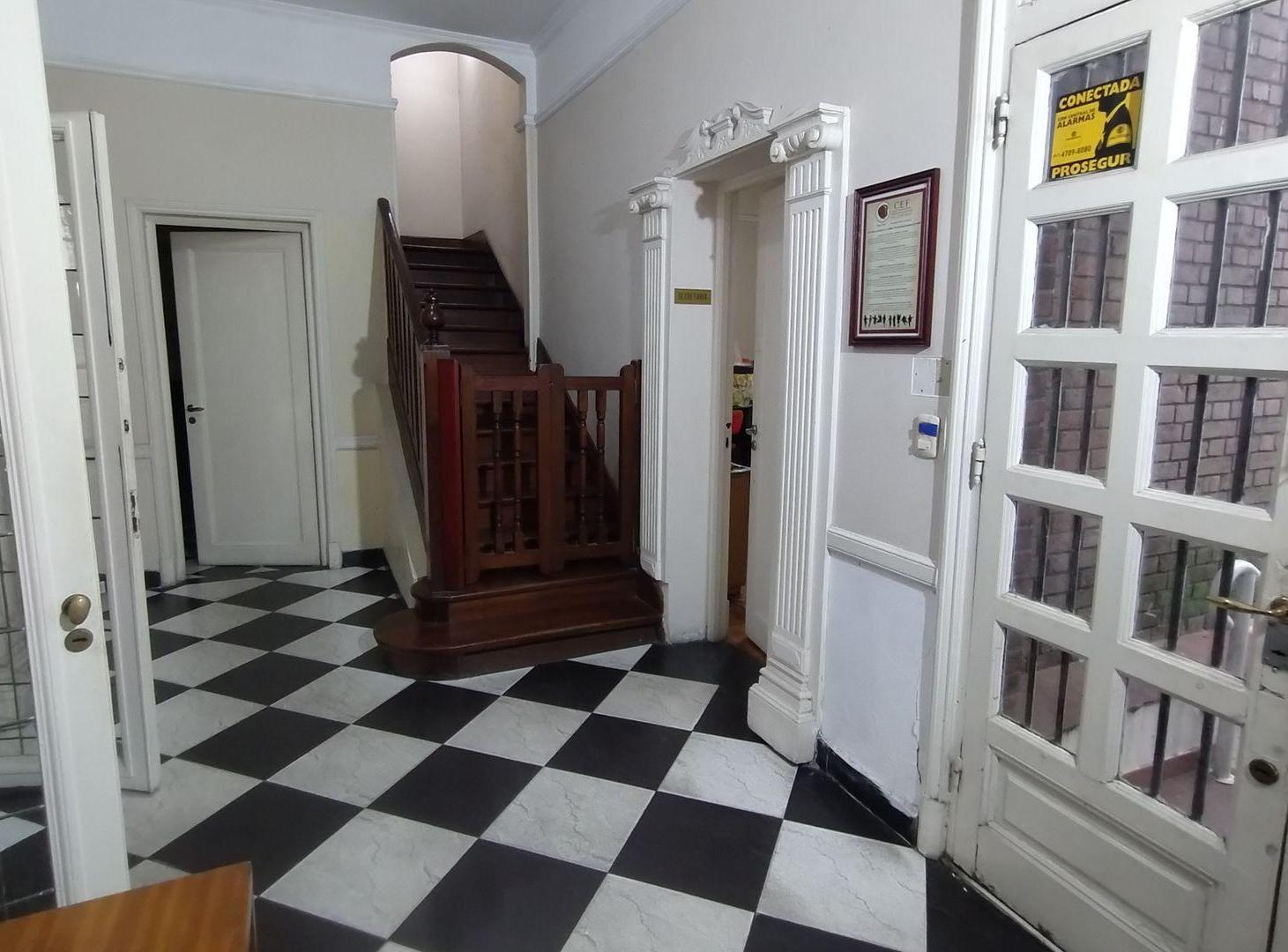 Foto de VENTA CASA EN FLORES CON 7 AMBIENTES FONDO LIBRE, imagen 3