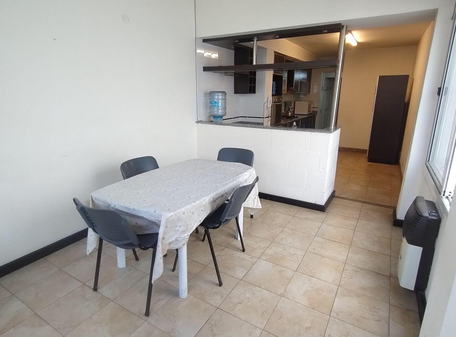 Foto de VENTA CASA EN FLORES CON 7 AMBIENTES FONDO LIBRE, imagen 1