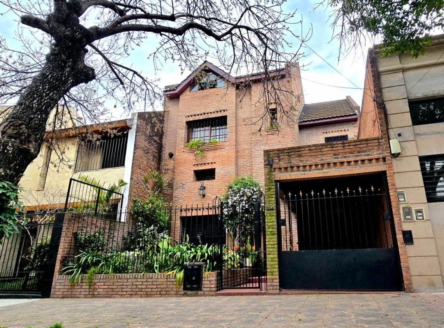 Foto de CASA CON COCHERA, PATIO Y PLAYROOM – VILLA URQUIZA, imagen 1