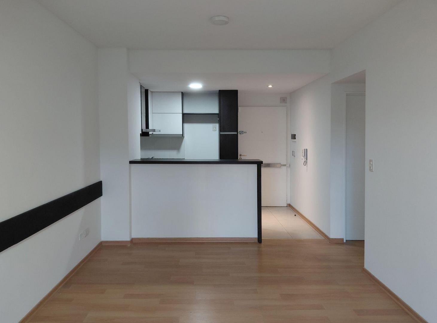 Foto de Venta Depto 2 ambientes y cochera Parque Chacabuco, imagen 3