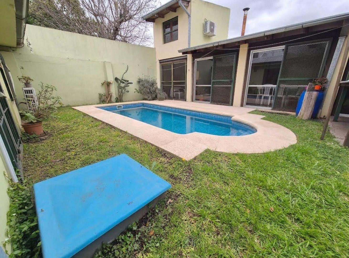 Foto de Lote de 10 x 40 con 3 viviendas, pileta y quincho, imagen 1