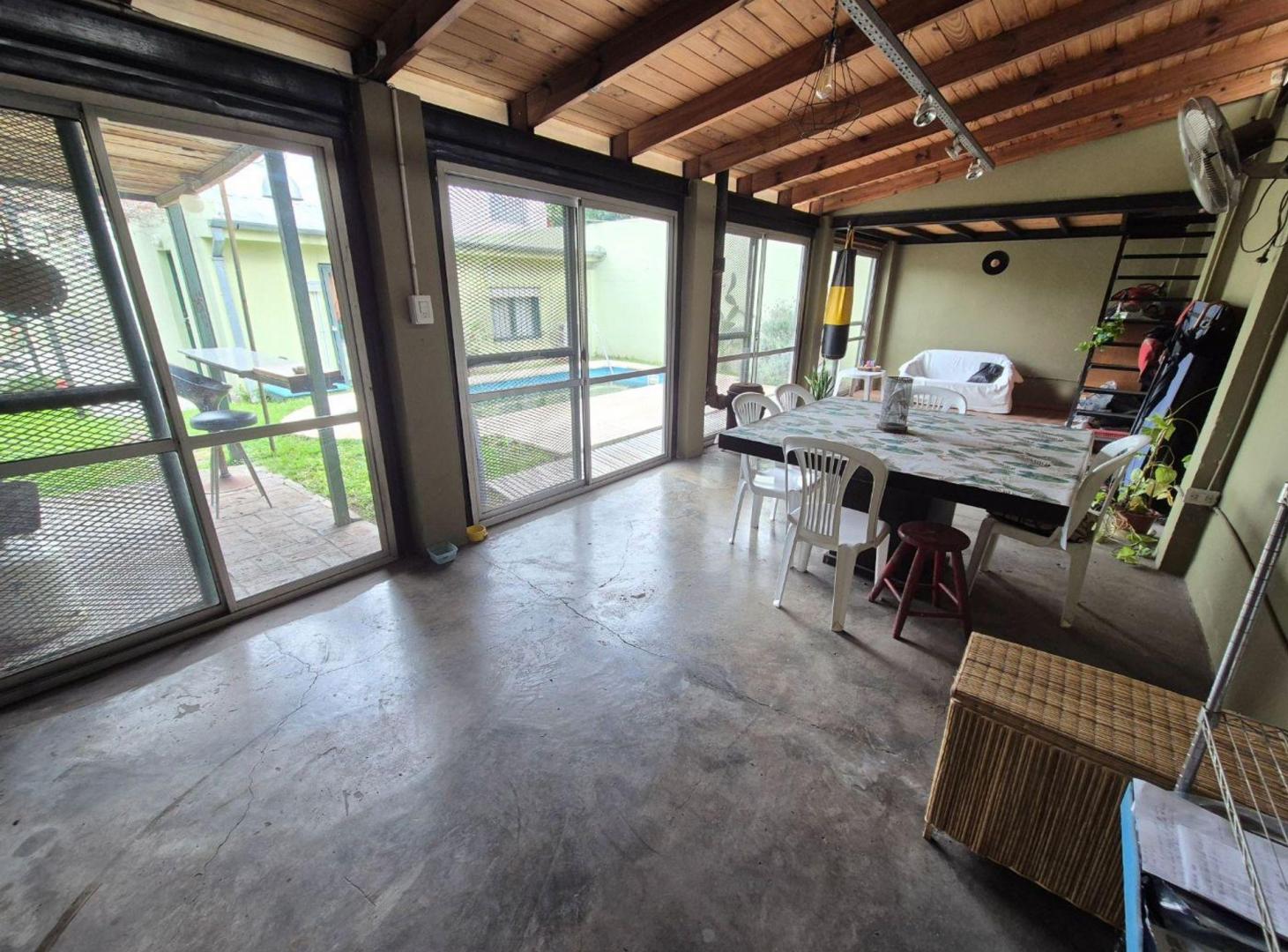 Foto de Lote de 10 x 40 con 3 viviendas, pileta y quincho, imagen 2