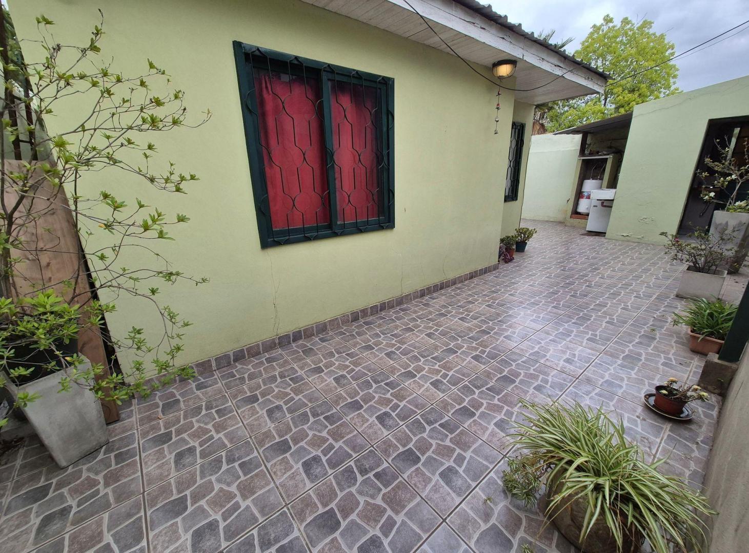 Foto de Lote de 10 x 40 con 3 viviendas, pileta y quincho, imagen 5